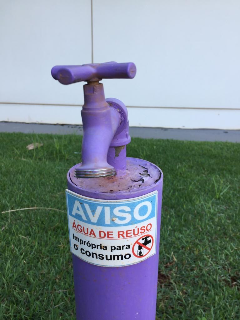 A cor roxa simboliza os encanamentos e torneiras que distribuem água de reuso. Essa cor é utilizada mundialmente para padronização 